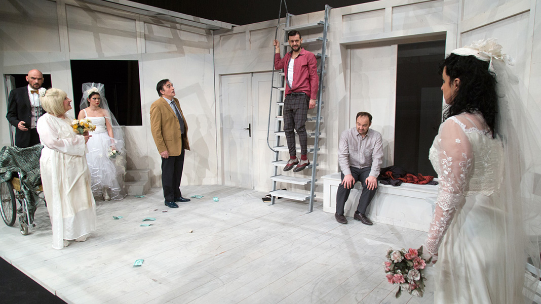 Одложен рад на представи „Лажа и паралажа“