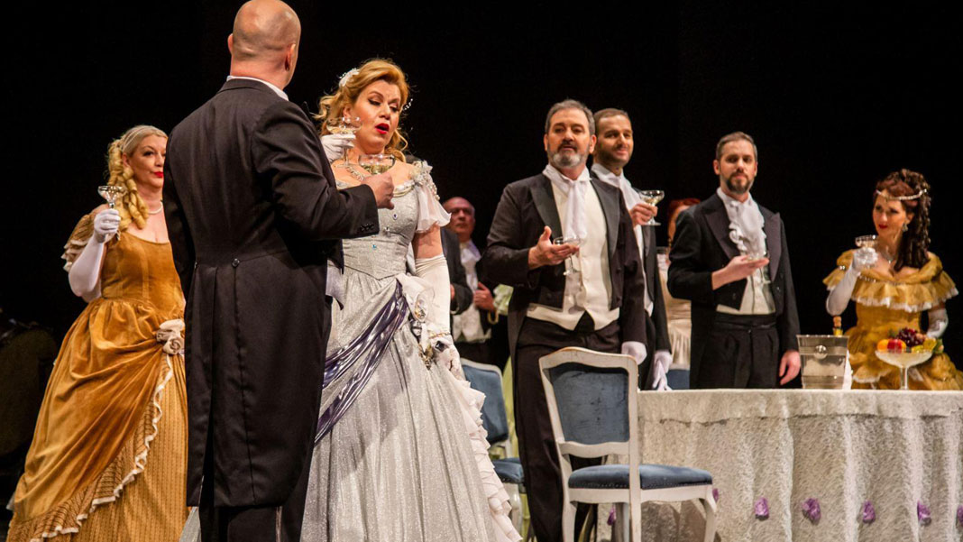 Оперски пут између две куће