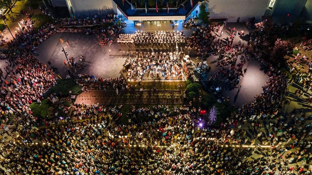 Дело које погађа у срж – више од десет хиљада Новосађана удахнуло „Кармину Бурану“