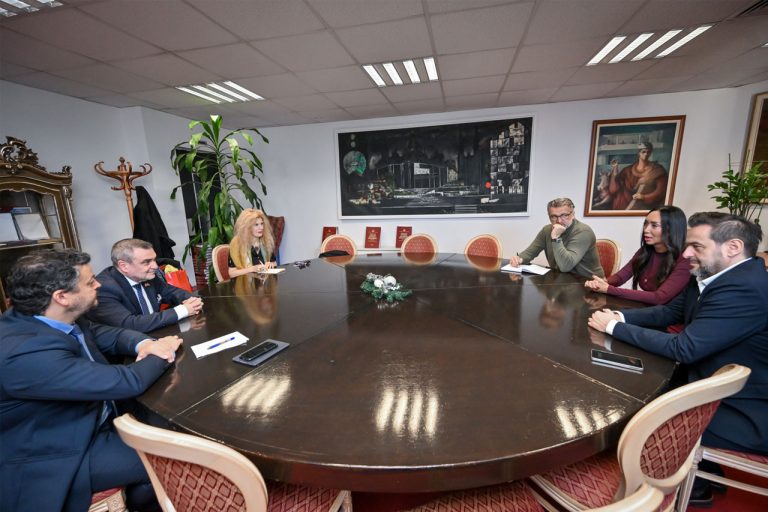 Шпански амбасадор у посети Српском народном позоришту