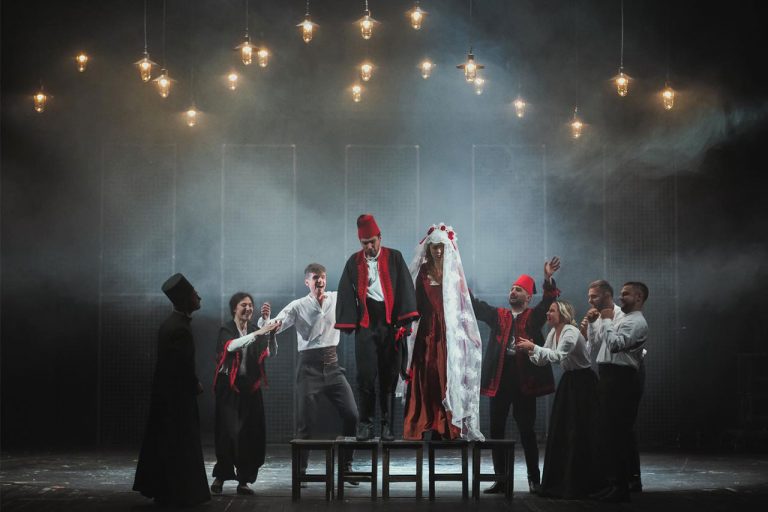 Отказује се представа „Врана у пауновом перју“ Народног позоришта Ниш