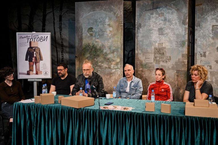 Конференција за медије поводом премијере представе „Тотови“