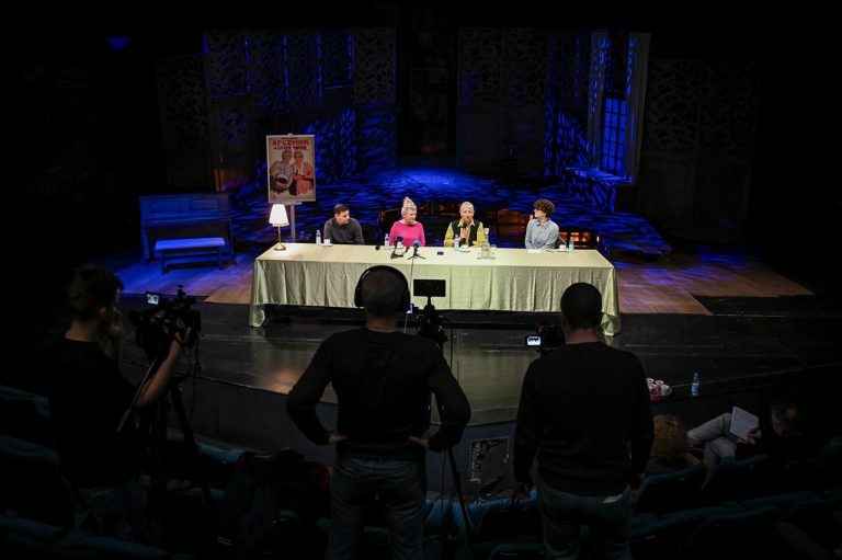 Конференција за медије поводом премијере представе „Арсеник и старе чипке“